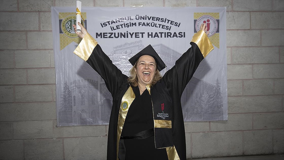 Çocukken hayran kaldığı kapıdan 58 yaşında üniversite mezunu olarak çıktı Çocukken hayran kaldığı kapıdan 58 yaşında üniversite mezunu olarak çıktı