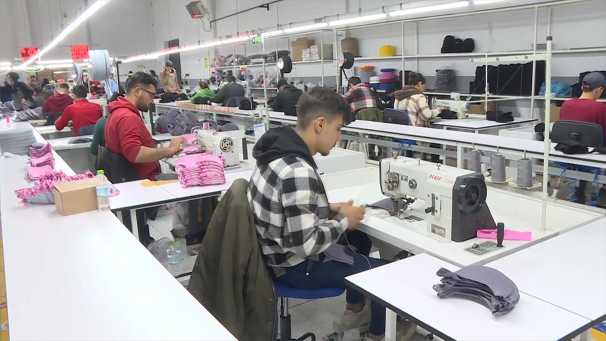 Deprem bölgesindeki işletmeler yeni “sanayi sahaları” ile ayağa kaldırılacak Deprem bölgesindeki işletmeler yeni “sanayi sahaları” ile ayağa kaldırılacak