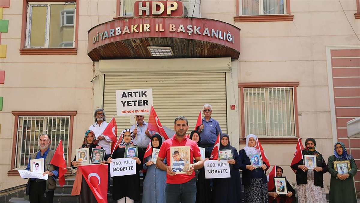 Diyarbakır’da annelerin başlattığı “evlat nöbeti”ne bir aile daha destek verdi