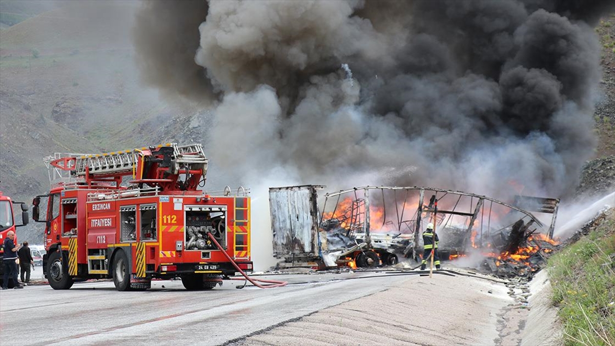 Erzincan’da iki tırın çarpışması sonucu çıkan yangına müdahale ediliyor Erzincan’da iki tırın çarpışması sonucu çıkan yangına müdahale ediliyor
