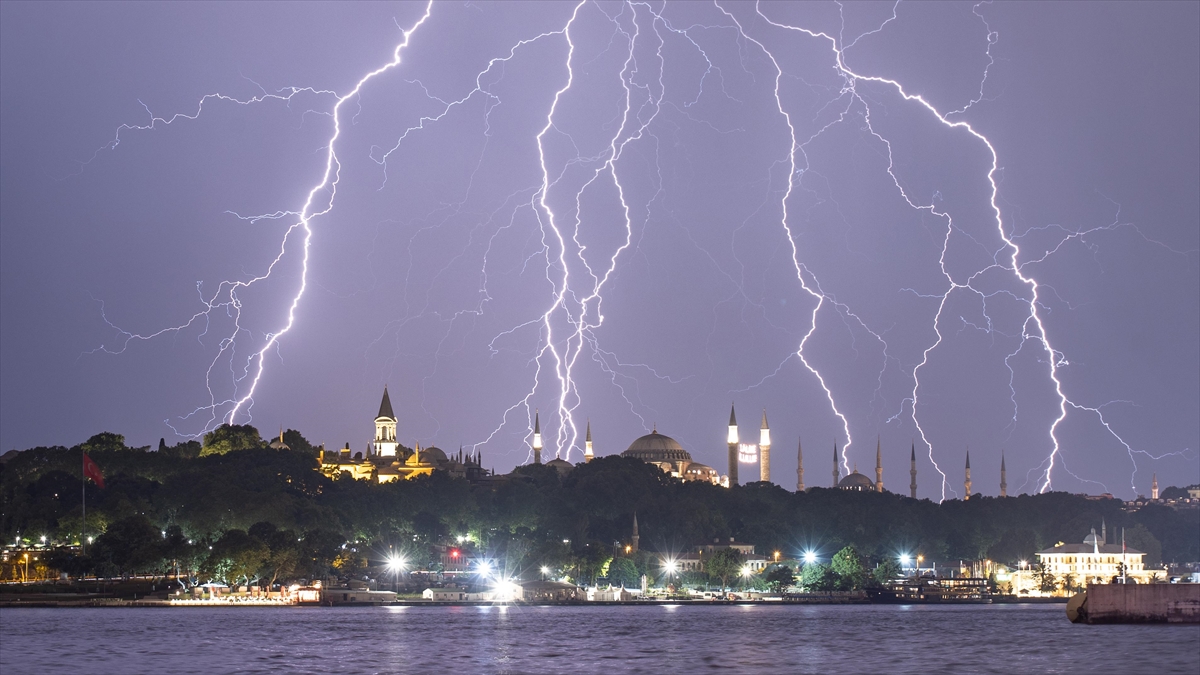 İstanbul Avrupa Yakası için gök gürültülü sağanak uyarısı İstanbul Avrupa Yakası için gök gürültülü sağanak uyarısı