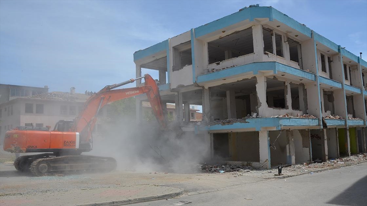 Kahramanmaraş’ta ağır hasarlı yapıların yıkımı sürüyor Kahramanmaraş’ta ağır hasarlı yapıların yıkımı sürüyor