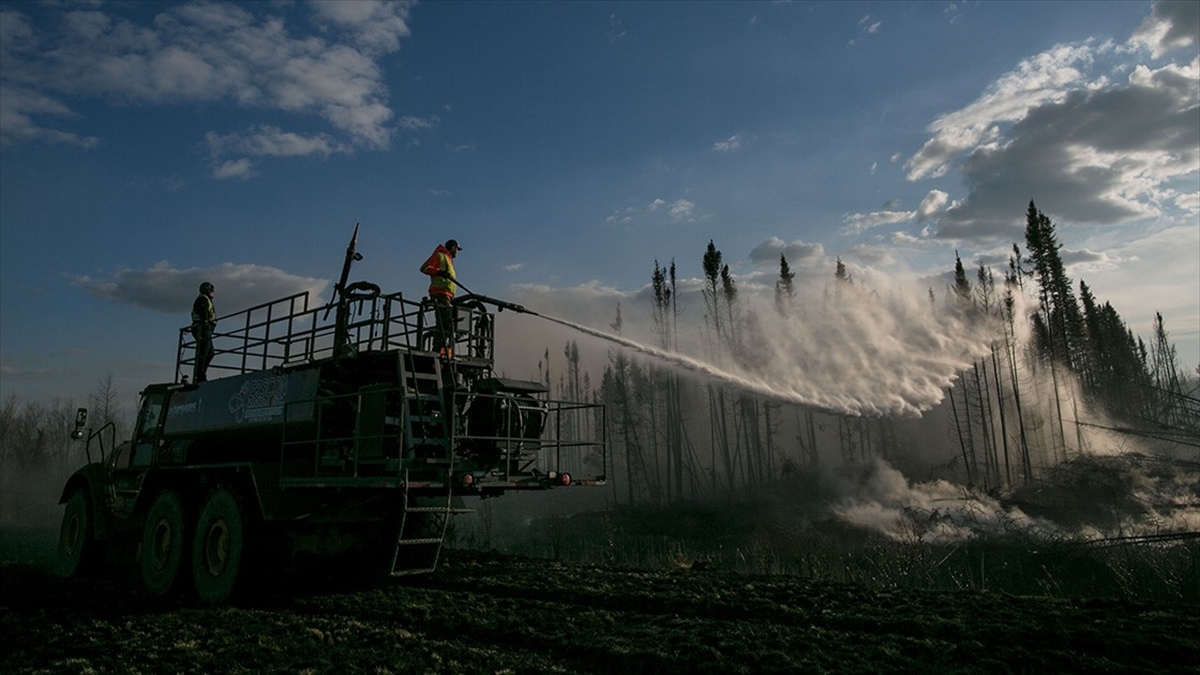Kanada’nın orman yangınlarıyla mücadelesine farklı ülkelerden 1470’in üzerinde itfaiyeci katılıyor