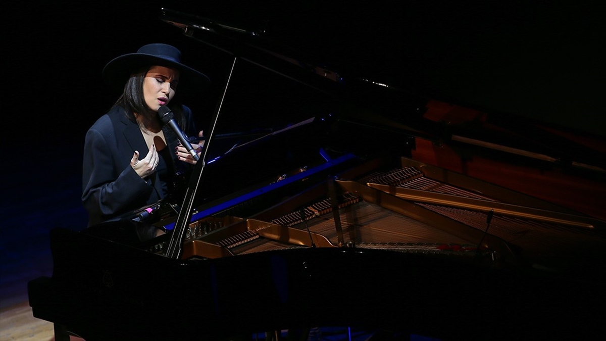 Karsu, Çeşme Açıkhava Tiyatrosu’nda konser verecek Karsu, Çeşme Açıkhava Tiyatrosu’nda konser verecek