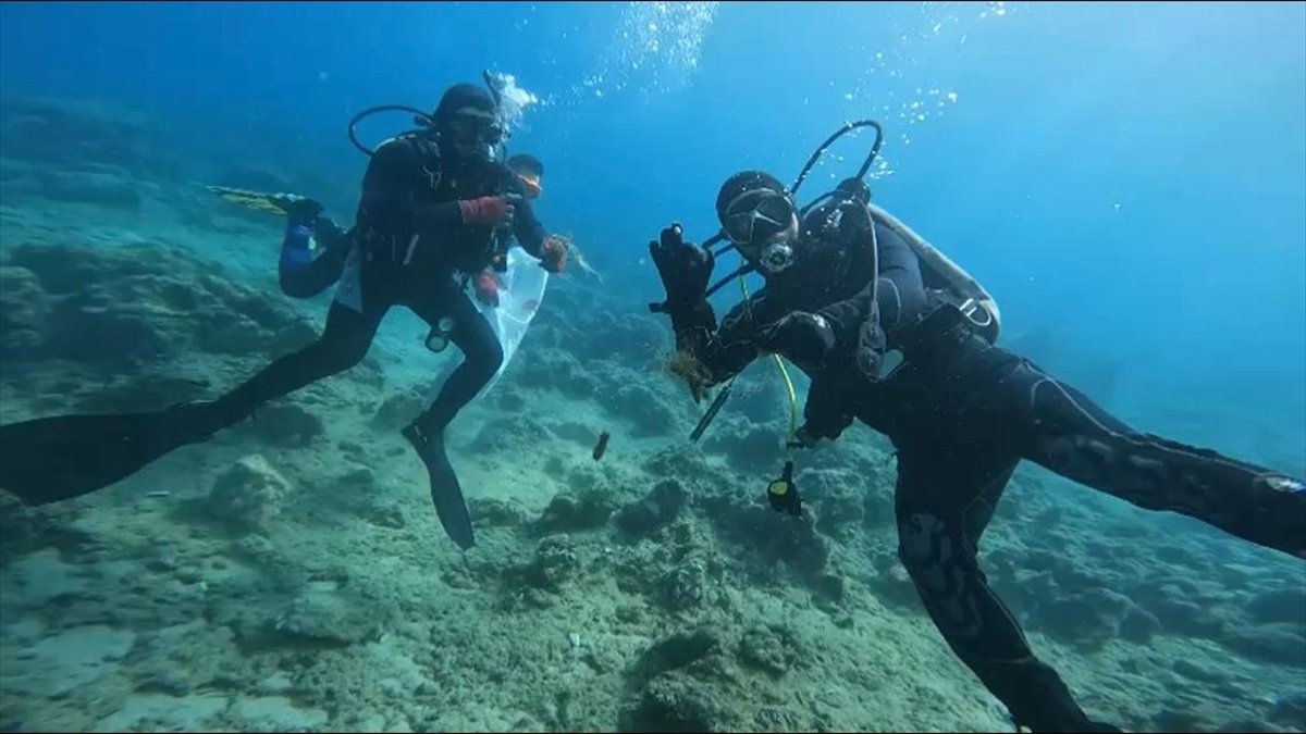 Kaş’ta deniz dibi temizliği yapıldı