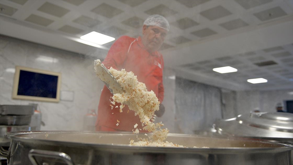 Kızılay’ın depremzede aşçısı, Pazarcıklı afetzedeler için mutfaktan çıkmıyor