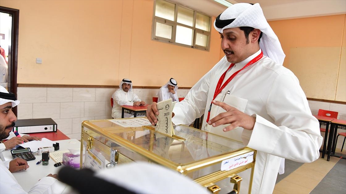 Kuveytliler genel seçimler için sandık başında Kuveytliler genel seçimler için sandık başında