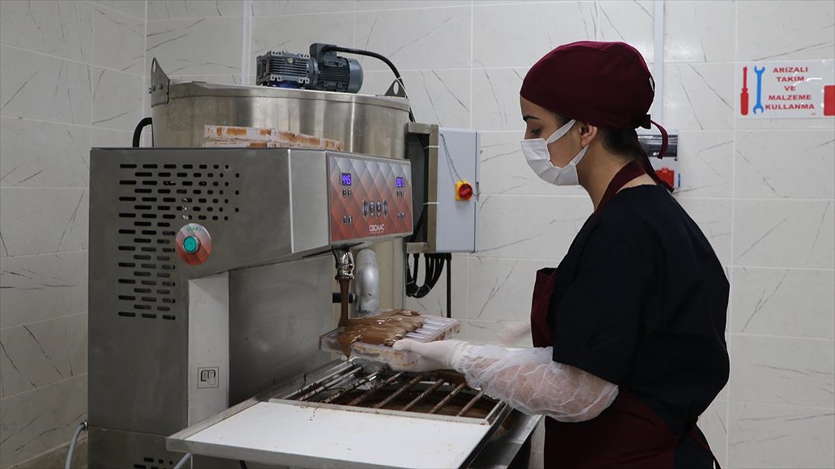 Liseli şefler çikolata üretiminden 3 ayda 500 bin lira gelir sağladı Liseli şefler çikolata üretiminden 3 ayda 500 bin lira gelir sağladı