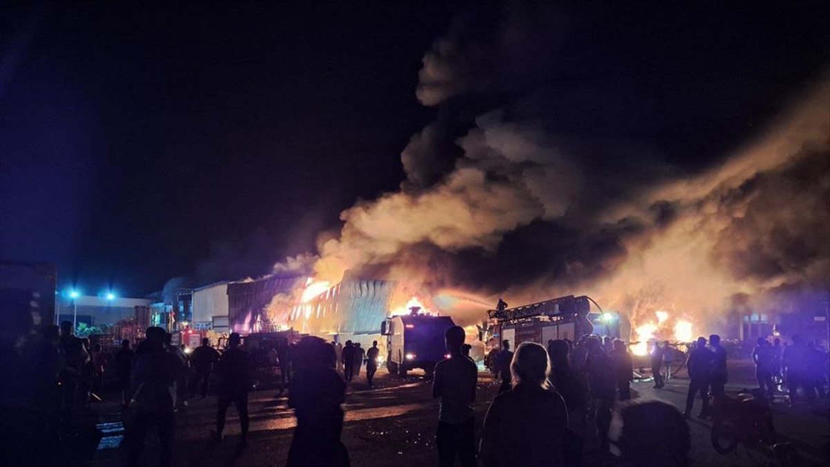 Mersin’de plastik kasa fabrikasında çıkan yangına müdahale ediliyor Mersin’de plastik kasa fabrikasında çıkan yangına müdahale ediliyor