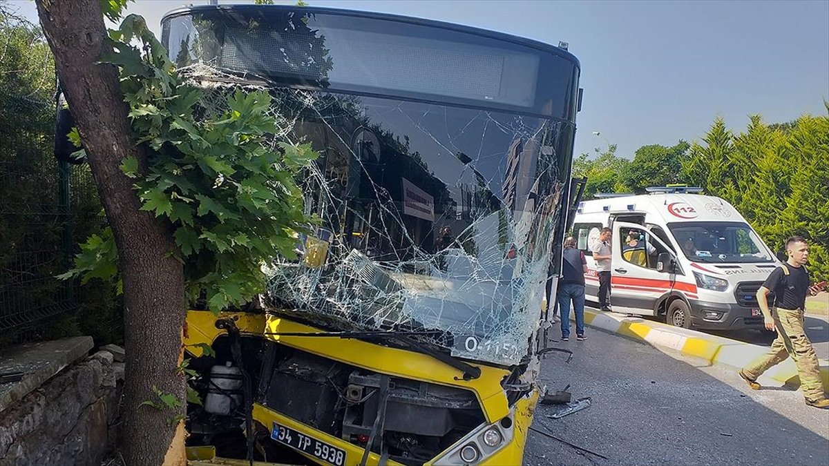 Pendik’te İETT otobüsü ile otomobilin çarpıştığı kazada 4 kişi yaralandı
