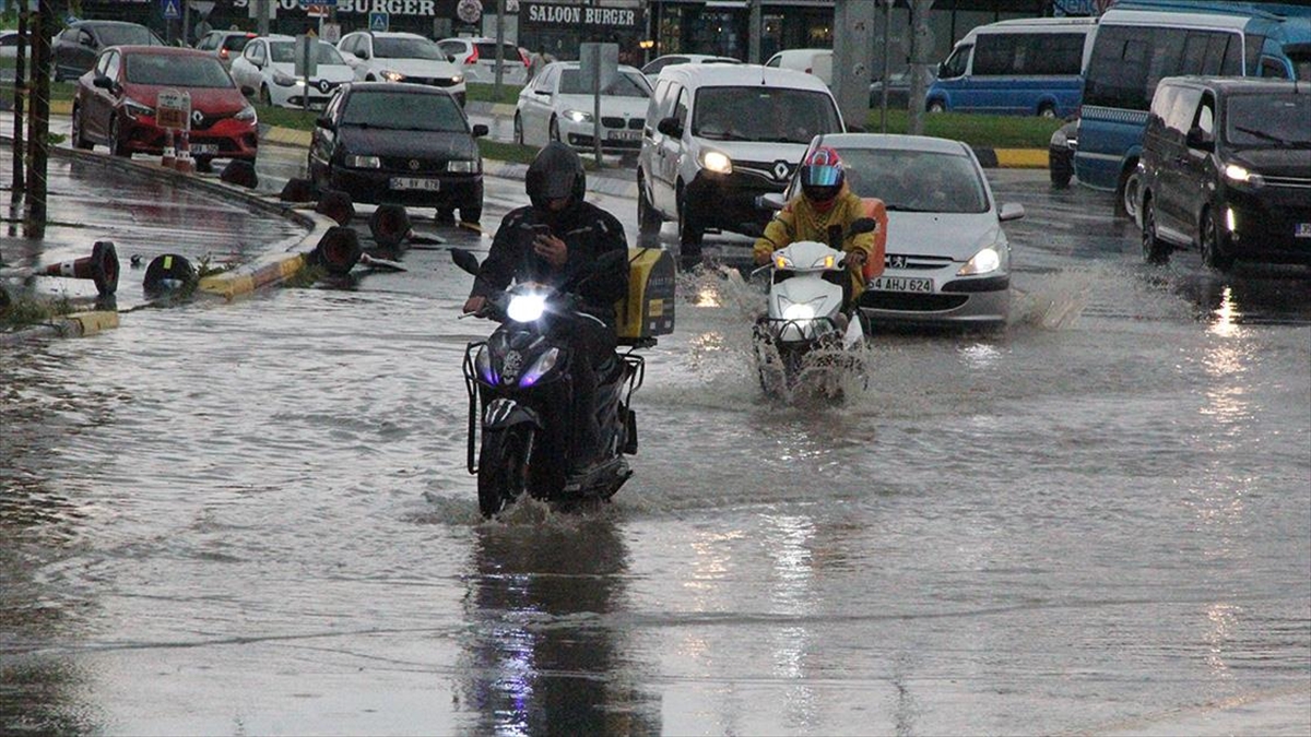 Sakarya’da sağanak yaşamı olumsuz etkiledi Sakarya’da sağanak yaşamı olumsuz etkiledi