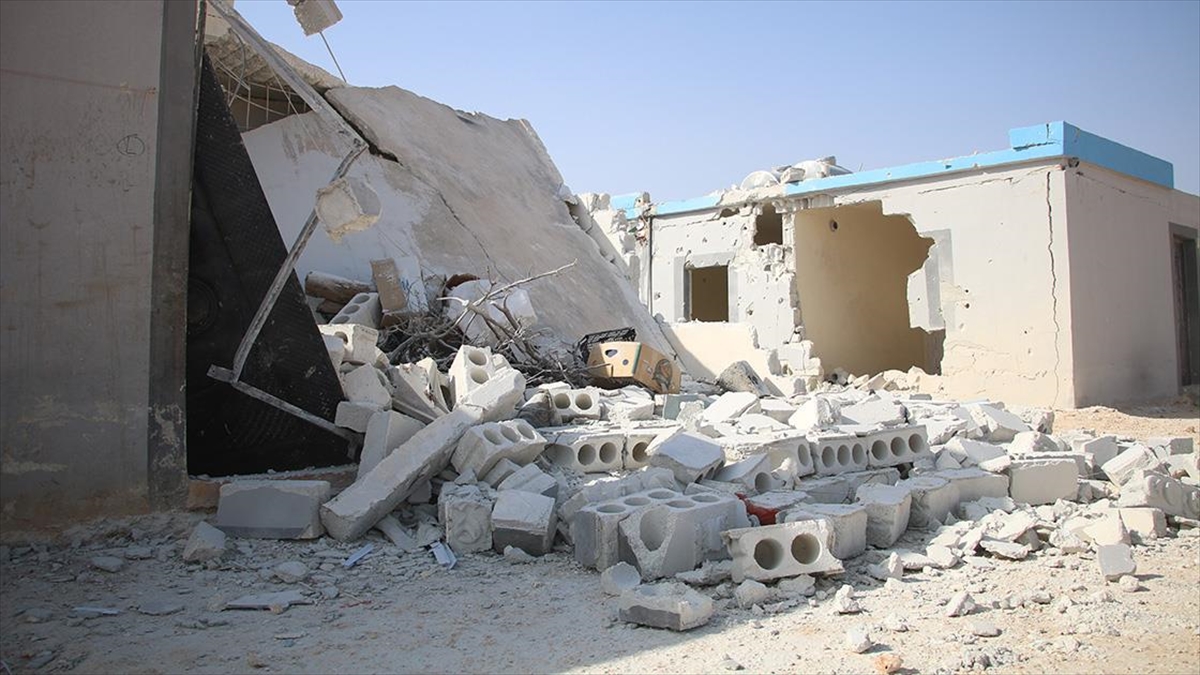 Terör örgütü PKK/YPG’nin Afrin’deki briket evlere düzenlediği roketli saldırıda 3 sivil yaralandı