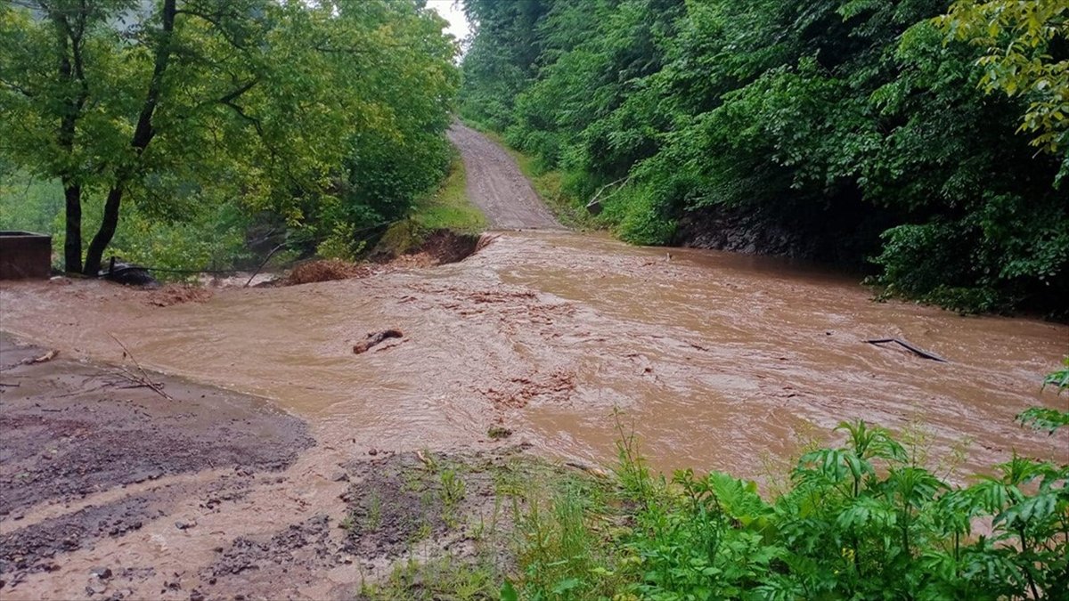 Tokat’ta sağanak nedeniyle 5 mahalleye ulaşımı sağlayan yol ulaşıma kapandı