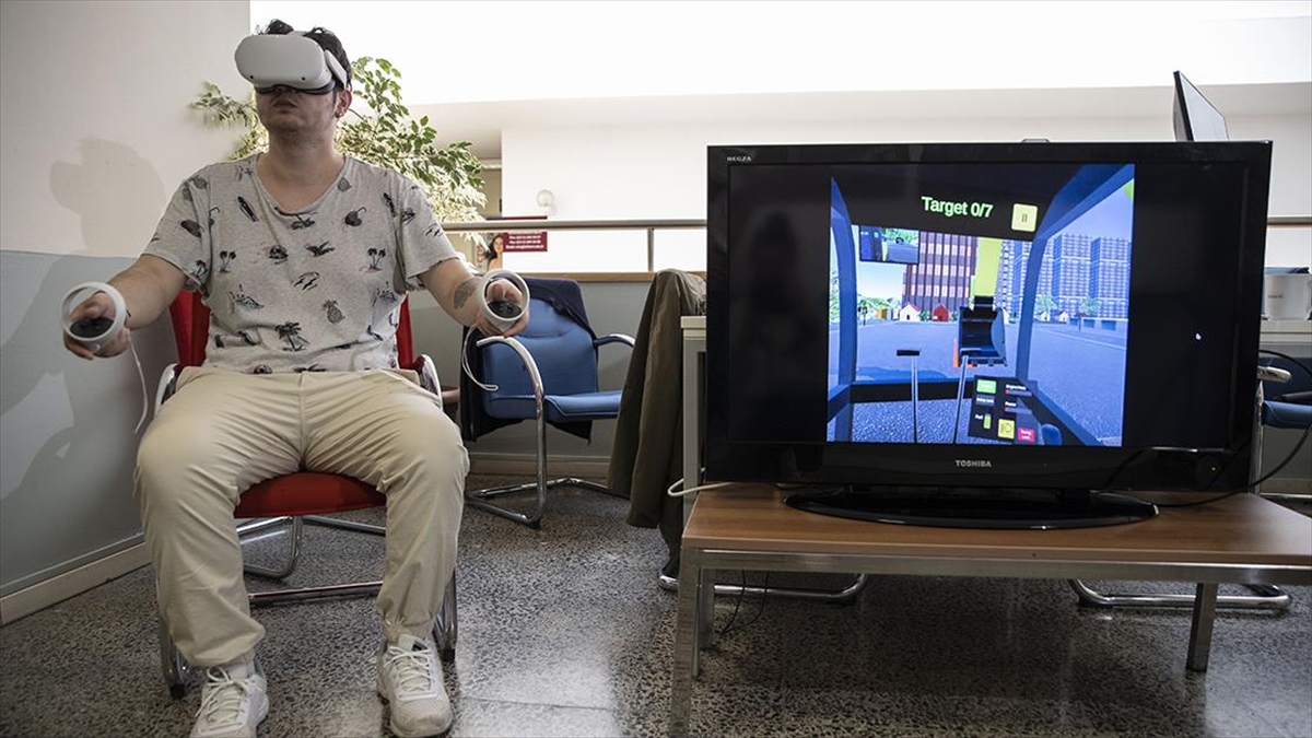 Üniversitelilerden iş makinesi ehliyet eğitimlerini destekleyici “sanal gerçeklik” teknolojisi