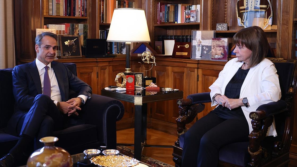 Yunanistan’da Kiryakos Miçotakis, hükümeti kurma görevini aldı Yunanistan’da Kiryakos Miçotakis, hükümeti kurma görevini aldı