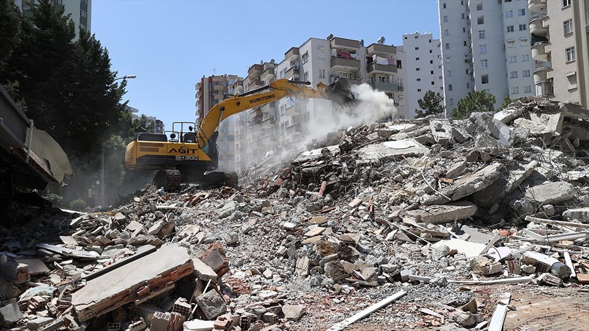 Adana’da depremde hasar alan bina kontrollü yıkım sırasında devrildi Adana’da depremde hasar alan bina kontrollü yıkım sırasında devrildi