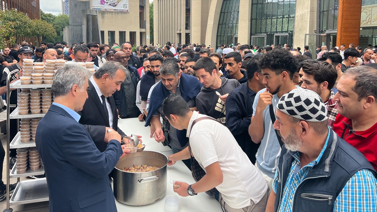 Almanya’da muharrem ayı münasebetiyle aşure dağıtıldı Almanya’da muharrem ayı münasebetiyle aşure dağıtıldı