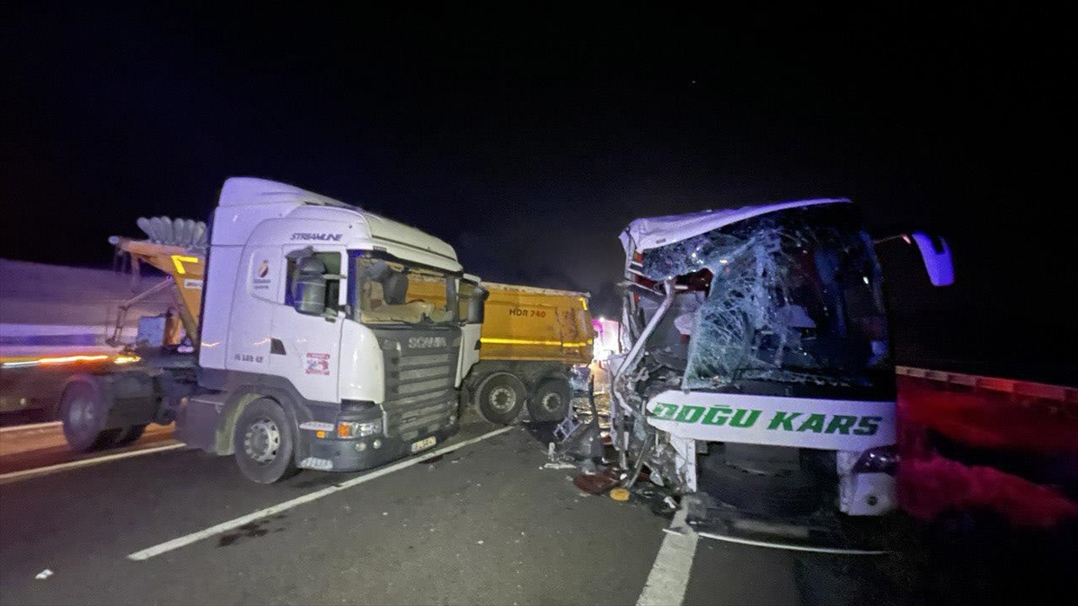 Anadolu Otoyolu’nda tır ile yolcu otobüsü çarpıştı, 18 kişi yaralandı