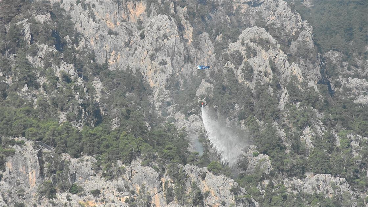 Antalya’nın Kemer ilçesindeki orman yangınına havadan ve karadan müdahale sürüyor Antalya’nın Kemer ilçesindeki orman yangınına havadan ve karadan müdahale sürüyor
