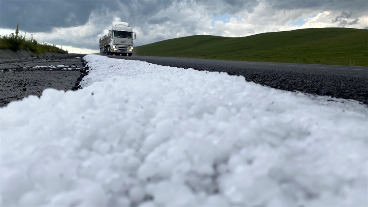 Ardahan’da sağanak ve dolu etkili oldu