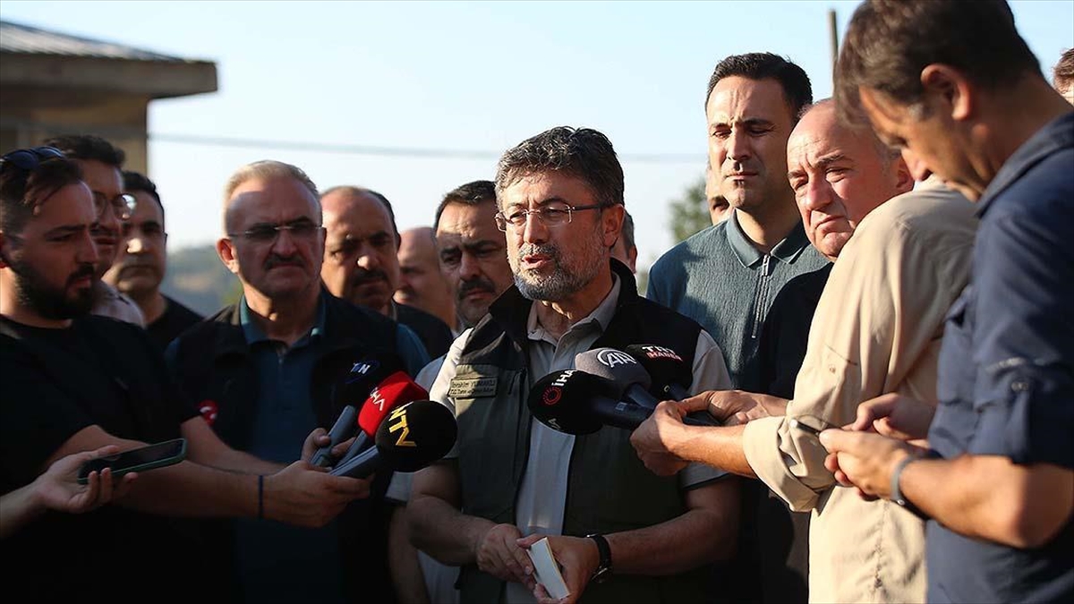 Bakan Yumaklı: Çanakkale’deki orman yangınında sekiz köy etkilendi Bakan Yumaklı: Çanakkale’deki orman yangınında sekiz köy etkilendi