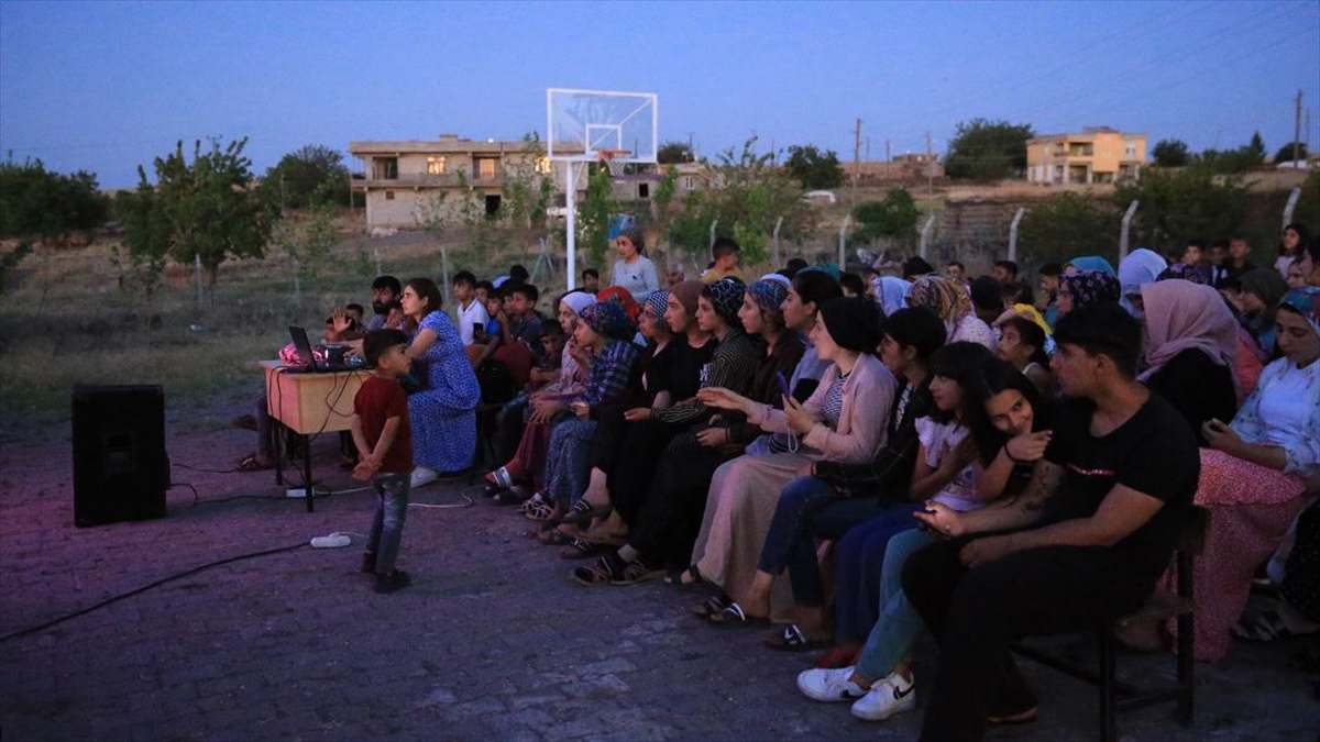 Belgeseli hazırlanırken ölen çerçi Mehmet’in hayatı köy meydanında beyaz perdeye yansıtıldı Belgeseli hazırlanırken ölen çerçi Mehmet’in hayatı köy meydanında beyaz perdeye yansıtıldı