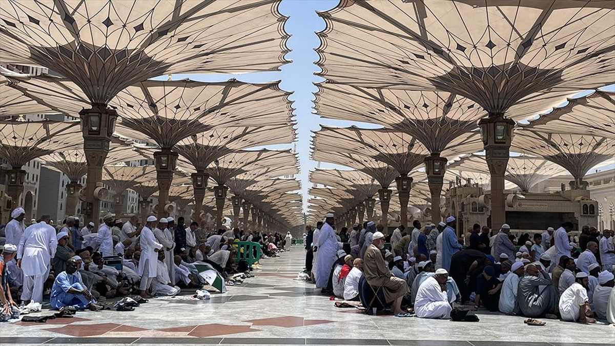 Binlerce hacı, cuma namazını Mescid-i Nebevi’de kıldı