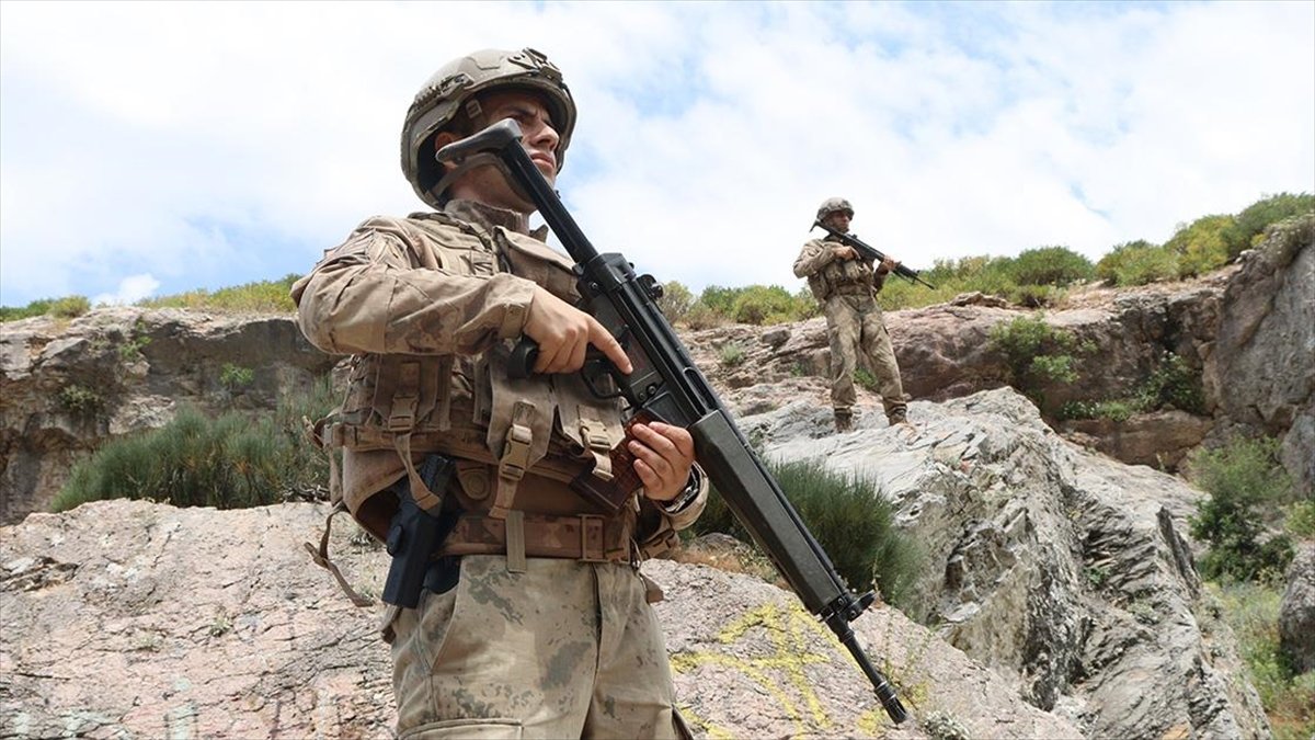 Denizli’de komandolar ormanlarda yangın devriyesinde