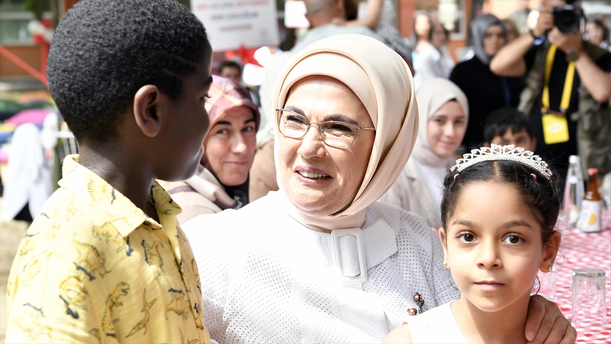 Emine Erdoğan koruyucu ailelerle buluştu Emine Erdoğan koruyucu ailelerle buluştu