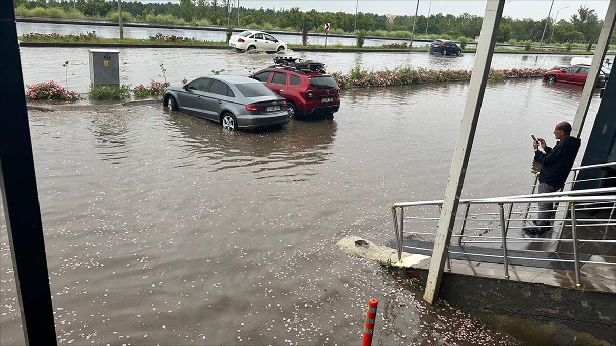 Erzurum’da sağanak su baskınlarına neden oldu Erzurum’da sağanak su baskınlarına neden oldu