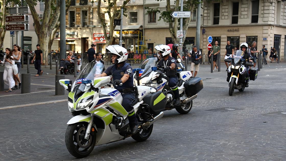 Fransa’da muhalefet temsilcisi Başbakanın toplantısını “kayıtsızlığa tepki” olarak terk etti Fransa’da muhalefet temsilcisi Başbakanın toplantısını “kayıtsızlığa tepki” olarak terk etti