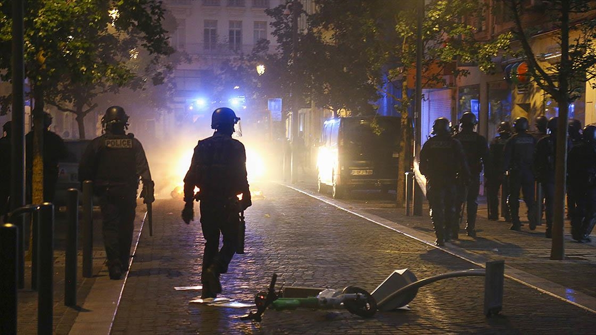 Fransız mahkemesi, 17 yaşındaki genci öldüren polisin tutukluluğunun devamını kararlaştırdı Fransız mahkemesi, 17 yaşındaki genci öldüren polisin tutukluluğunun devamını kararlaştırdı