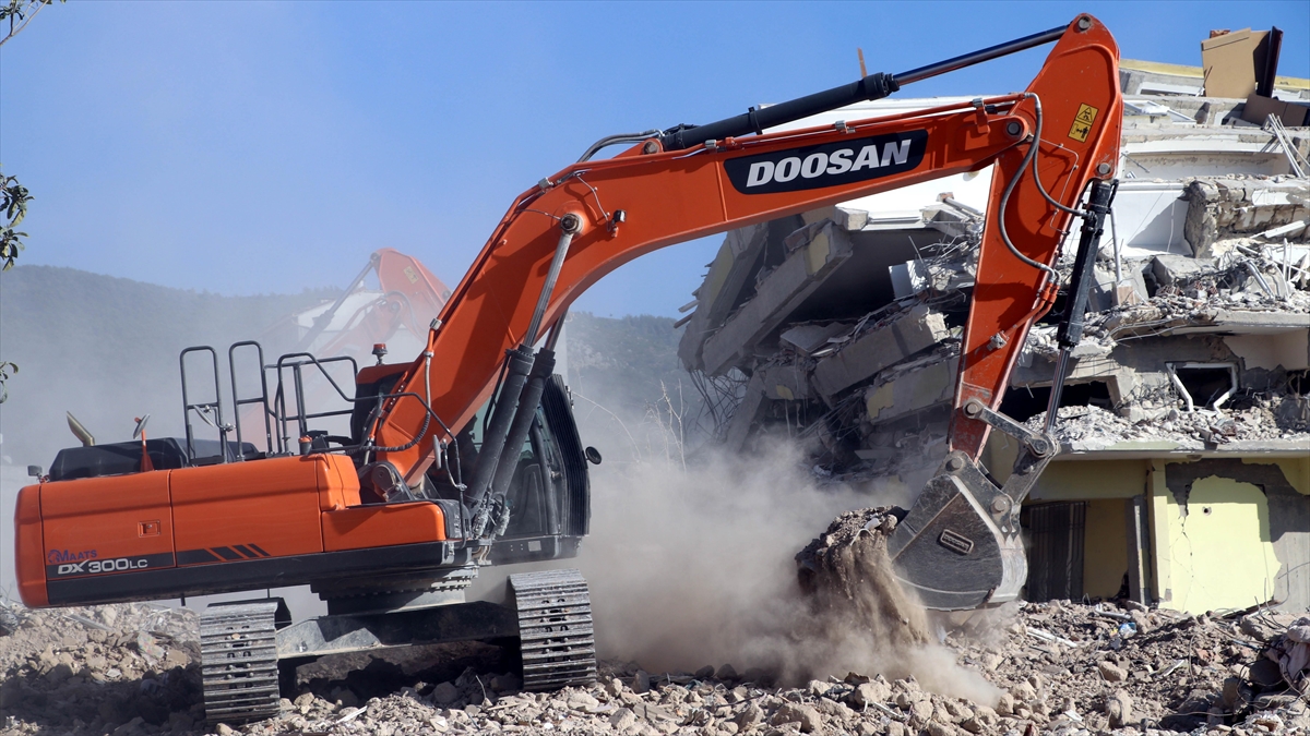 Hatay’da ağır hasarlı binaların yıkımı ve enkaz kaldırma çalışmaları sürüyor Hatay’da ağır hasarlı binaların yıkımı ve enkaz kaldırma çalışmaları sürüyor