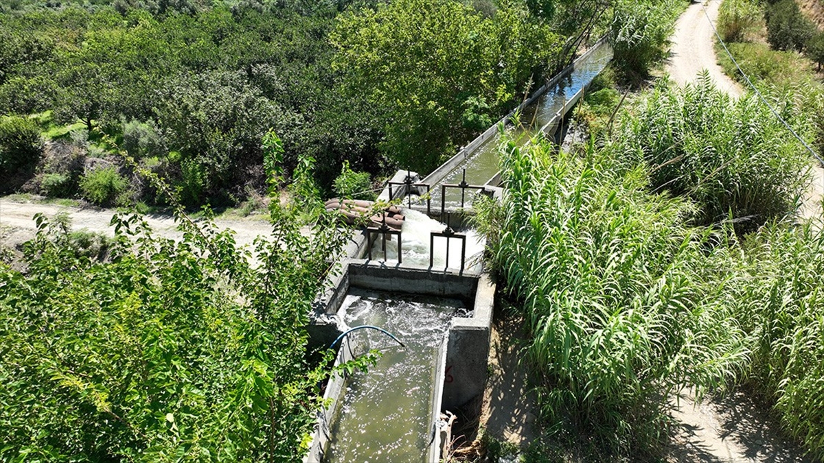Hatay’da depremde zarar gören tesisleri yenileyen DSİ çiftçiyi suyla buluşturdu