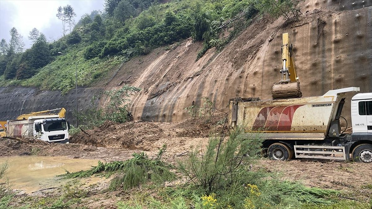 Heyelan nedeniyle kapatılan Anadolu Otoyolu’nda çalışmalar başlatıldı Heyelan nedeniyle kapatılan Anadolu Otoyolu’nda çalışmalar başlatıldı
