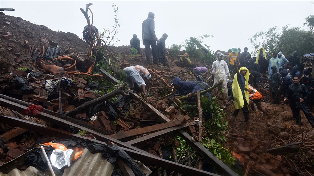 Hindistan’da toprak kayması nedeniyle can kaybı 27’ye yükseldi Hindistan’da toprak kayması nedeniyle can kaybı 27’ye yükseldi