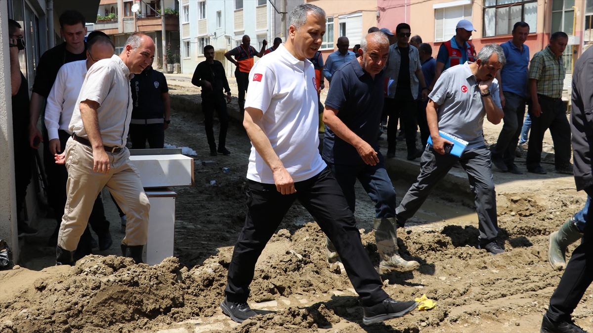 İçişleri Bakanı Yerlikaya, selden etkilenen Zonguldak’ta incelemelerde bulundu