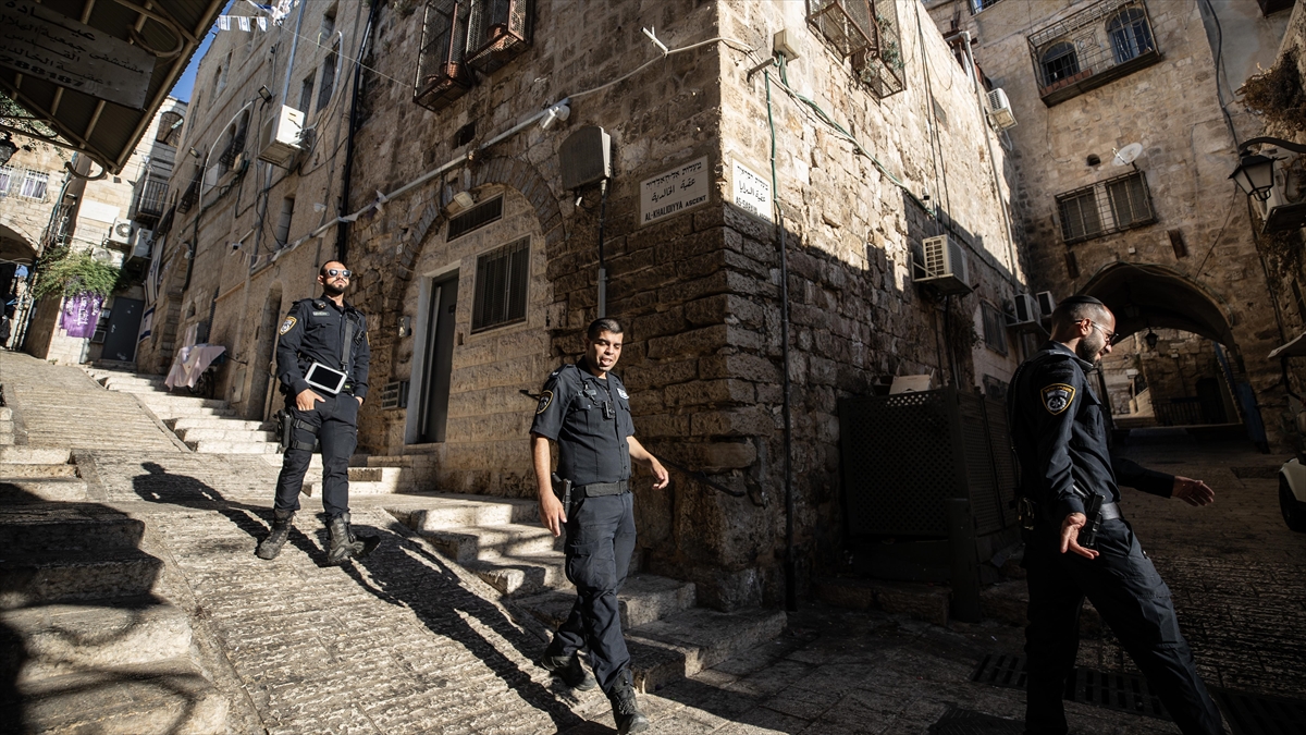 İsrail polisi Doğu Kudüs’te Filistinli aileyi zorla evinden çıkardı