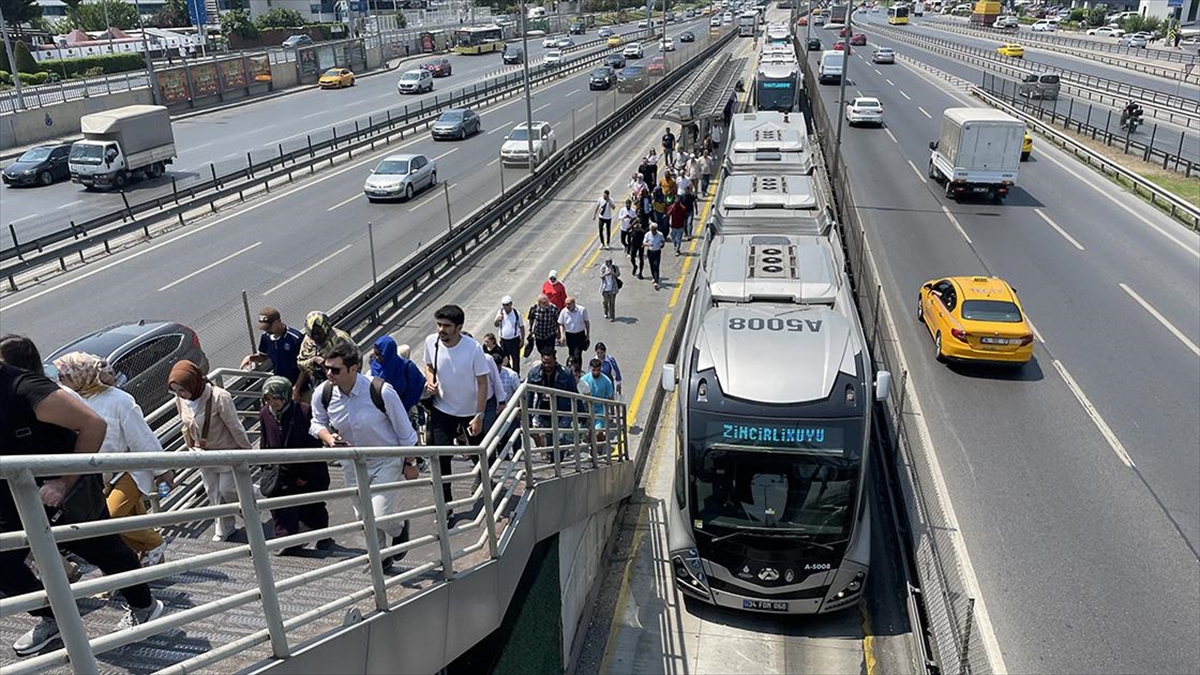 İstanbul’da bazı metrobüslerin klimalarının çalışmaması tepki çekiyor İstanbul’da bazı metrobüslerin klimalarının çalışmaması tepki çekiyor