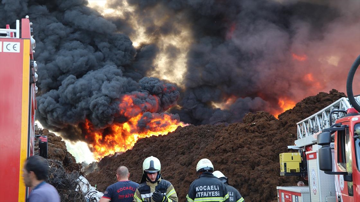Kocaeli’de geri dönüşüm fabrikasında çıkan yangına müdahale ediliyor Kocaeli’de geri dönüşüm fabrikasında çıkan yangına müdahale ediliyor