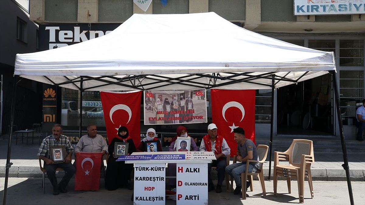 Muşlu aileler çocukları için HDP önündeki eylemlerini sürdürdü Muşlu aileler çocukları için HDP önündeki eylemlerini sürdürdü