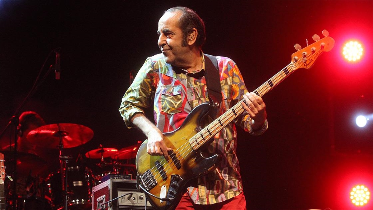 Neşesi ve sahne enerjisiyle hatırlanan MFÖ’nün başarılı ismi: Özkan Uğur