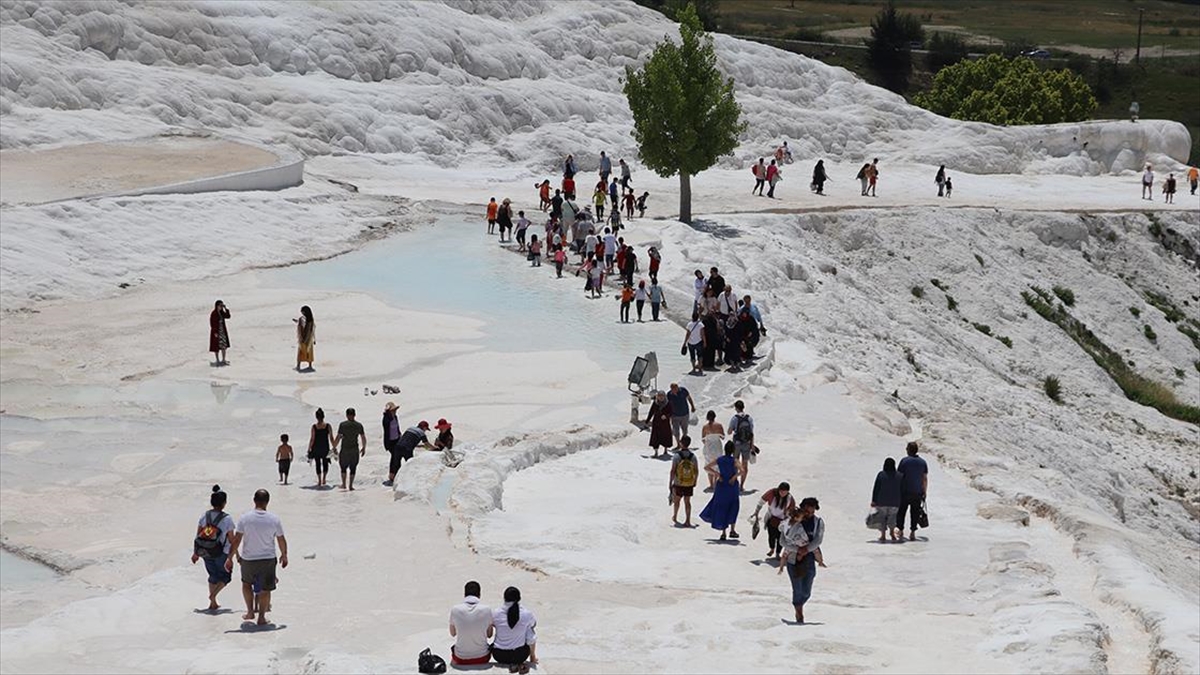 Pamukkale’de bayram tatili yoğunluğu sürüyor