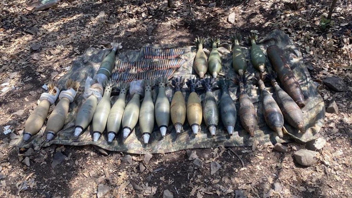 Pençe-Kilit Operasyonu bölgesinde teröristlere ait çok sayıda silah ve mühimmat ele geçirildi Pençe-Kilit Operasyonu bölgesinde teröristlere ait çok sayıda silah ve mühimmat ele geçirildi