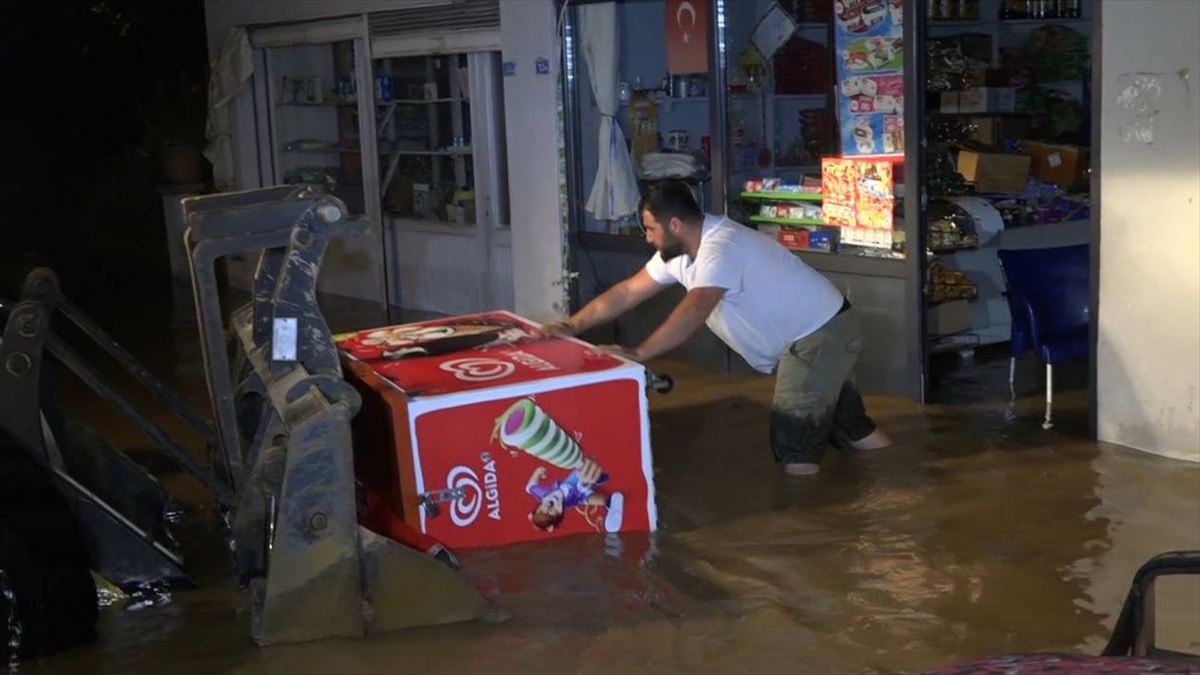 Sakarya’da taşan dere nedeniyle bazı ev ve iş yerlerini su bastı Sakarya’da taşan dere nedeniyle bazı ev ve iş yerlerini su bastı