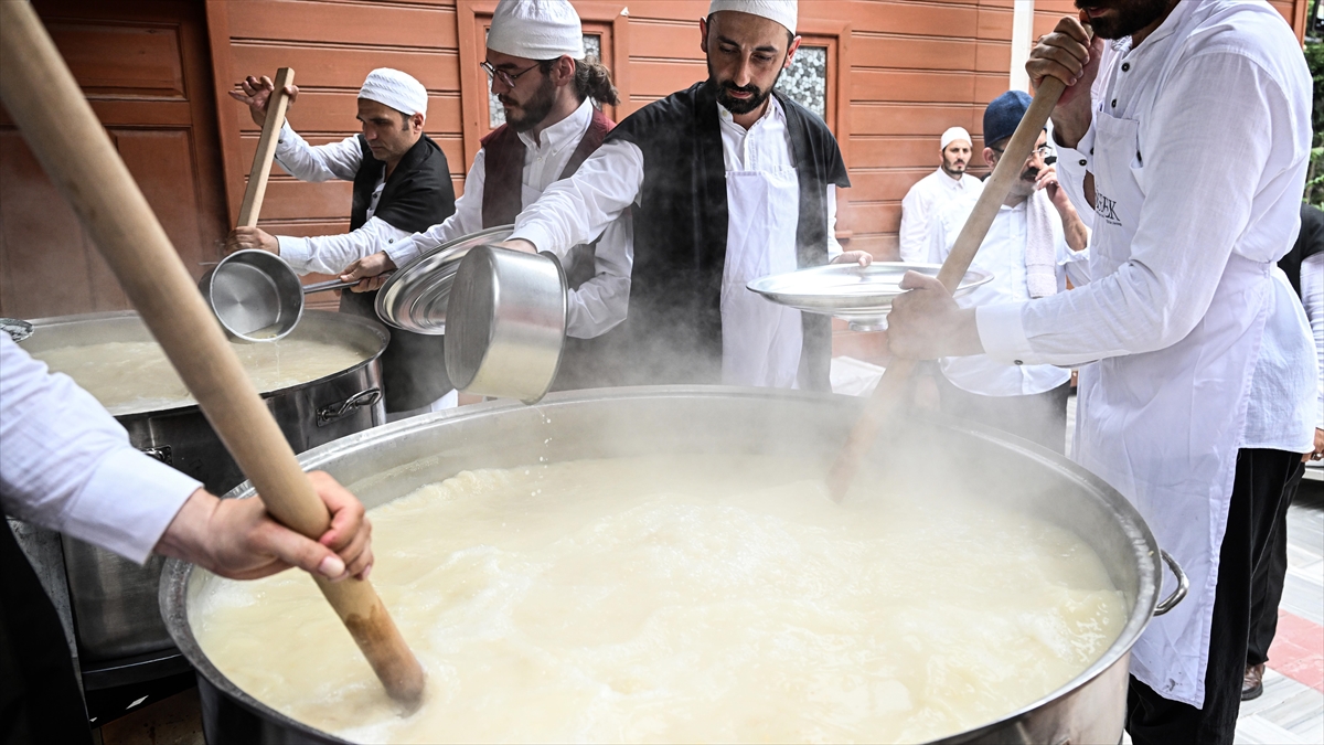 Sümbül Efendi Merkez Tekkesi’nde 5 bin kişilik aşure kaynatıldı