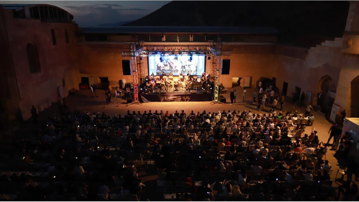 Tarihi İshak Paşa Sarayı’nda ‘Senforock’ konseri