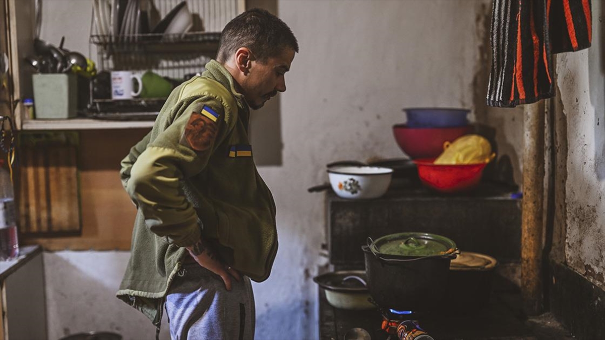 Ukraynalı askerler savaş dışında hayatlarını cepheye yakın köylerde sürdürüyor Ukraynalı askerler savaş dışında hayatlarını cepheye yakın köylerde sürdürüyor