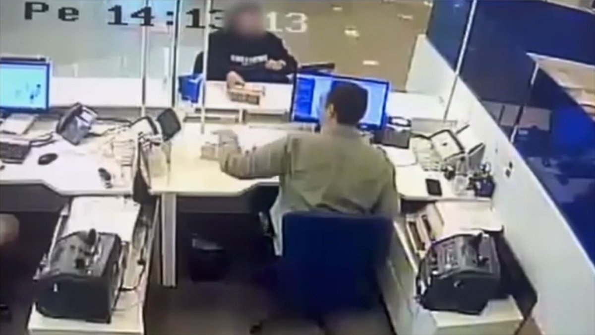 “Vize İşlem Ücreti” adı altında 100 milyon lira haksız kazanç sağlayan suç örgütüne operasyon: 76 gözaltı “Vize İşlem Ücreti” adı altında 100 milyon lira haksız kazanç sağlayan suç örgütüne operasyon: 76 gözaltı