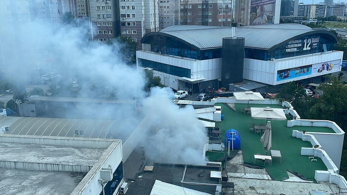 Zeytinburnu’nda teknoloji mağazasının deposunda çıkan yangın söndürüldü Zeytinburnu’nda teknoloji mağazasının deposunda çıkan yangın söndürüldü